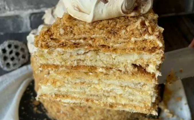 Классический торт Наполеон с кремом из сгущёнки и сливок