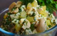 рецепт Салат с ананасами, маринованными грибами, яйцами и сыром