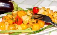 рецепт Теплый салат с хрустящими баклажанами и помидорами
