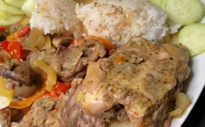 Видео Тушеная курица с грибами, перцем, кабачками и сельдереем рецепт