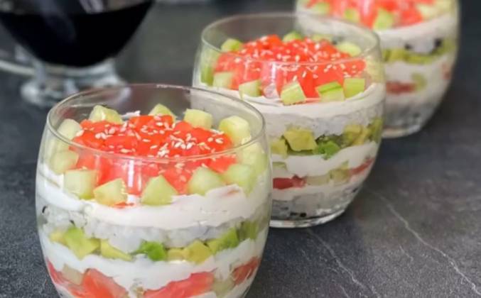 Видео Слоеный суши-салат в стакане рецепт