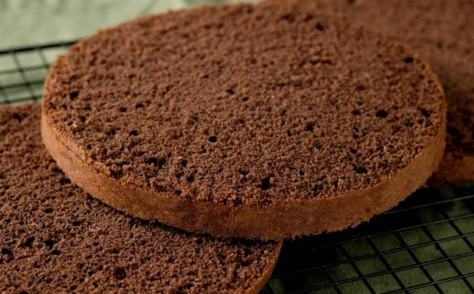 Пышный шоколадный бисквит для торта на какао рецепт