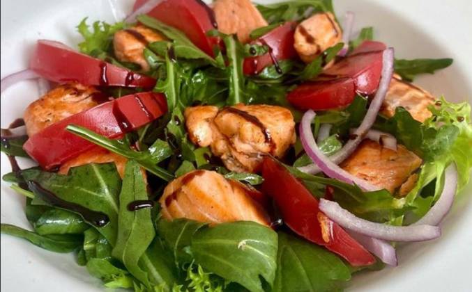 Салат с красной рыбой, рукколой, помидорами и луком рецепт
