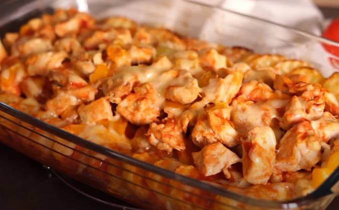 Как приготовить Запечённая картошка с курицей и помидорами с майонезом рецепт пошагово