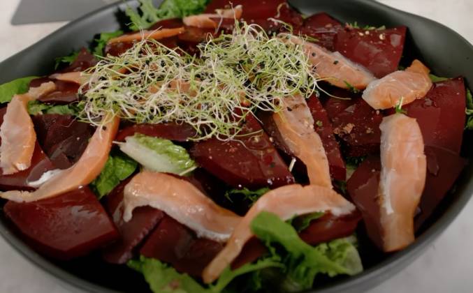 Салат с красной рыбой и свеклой рецепт