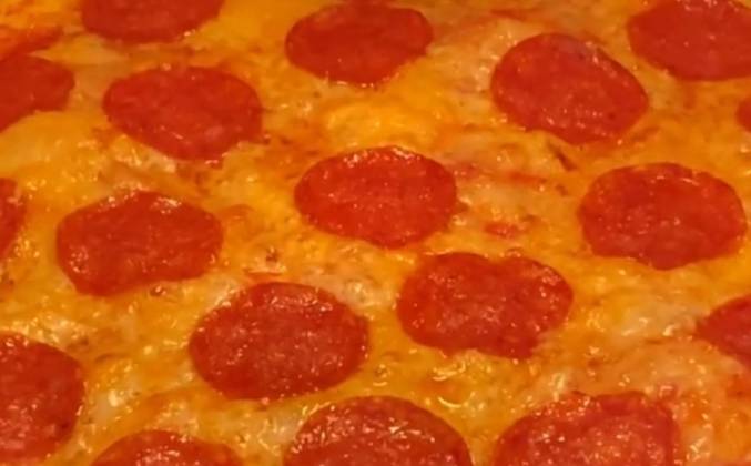 Видео Домашняя пицца пепперони в духовке рецепт