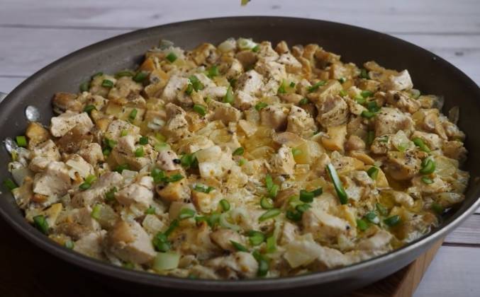 Курица с грибами в сливочном соусе на сковороде рецепт