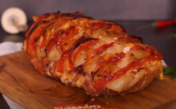 Мясо гармошка в духовке  из свинины с помидорами и сыром рецепт