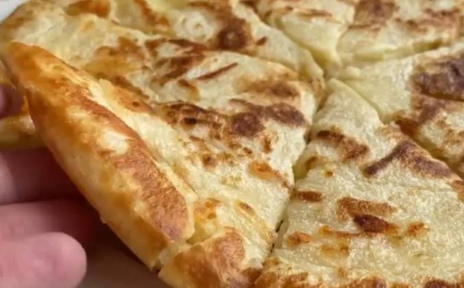 Видео Ленивый хачапури с сыром на сковороде самый простой рецепт