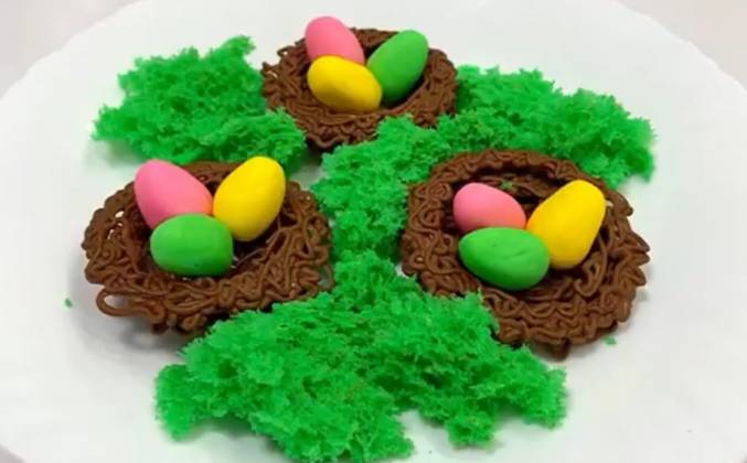 Видео Яйца из сахарной пудры и шоколадное гнездо на кулич рецепт