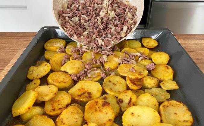 Картошка с фаршем, луком, помидорами, яйцом и сыром в духовке