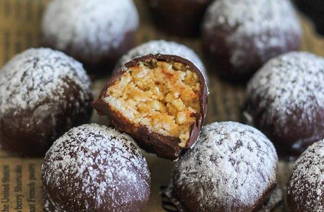 Видео Арахисовые конфеты с медом, шоколадом и кокосовой стружкой рецепт