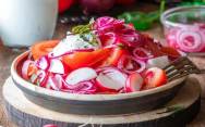 рецепт Салат из редиски с помидорами и луком