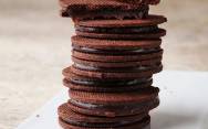 рецепт Шоколадное песочное печенье с карамелью шоколадной