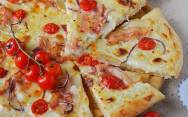 рецепт Сливочная пицца с беконом, луком и томатами черри