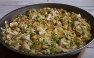 рецепт Курица с грибами в сливочном соусе на сковороде