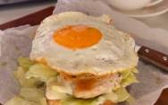 Сэндвич цезарь с курицей и яйцом