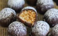 рецепт Арахисовые конфеты с медом, шоколадом и кокосовой стружкой