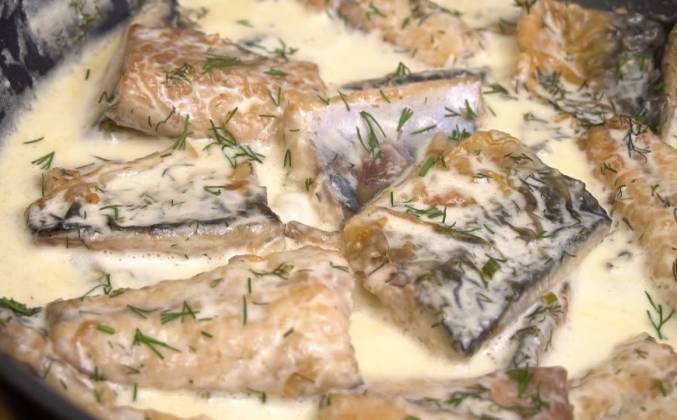Жаренная скумбрия рыба со сливками на сковороде рецепт