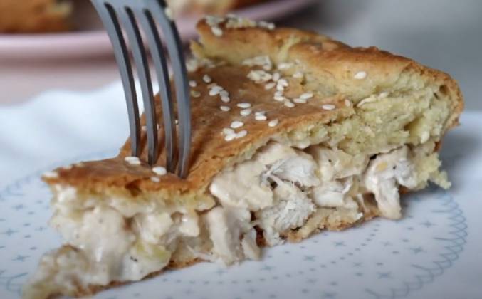 Пирог с курицей, луком и сливками рецепт