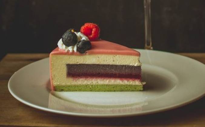 Муссовый фисташковый торт с красной смородиной и ежевикой рецепт