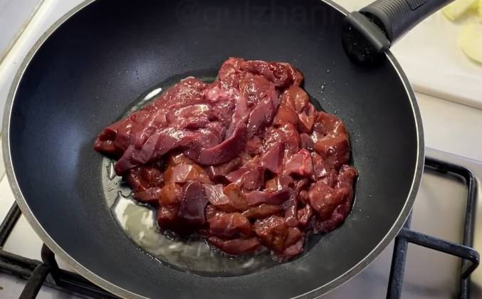 Сколько по времени жарится свинина на сковороде