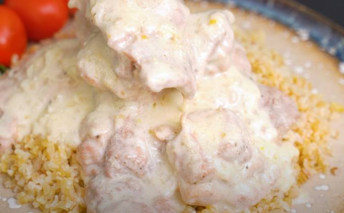 Курица в сметанном соусе с чесноком на сковороде рецепт