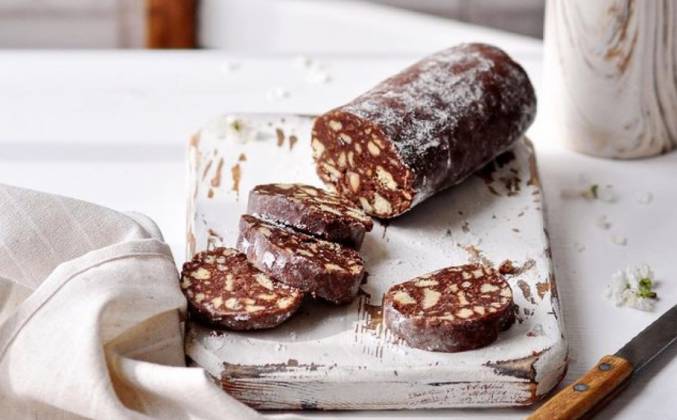 Видео Шоколадная колбаска из печенья, какао и маслом рецепт
