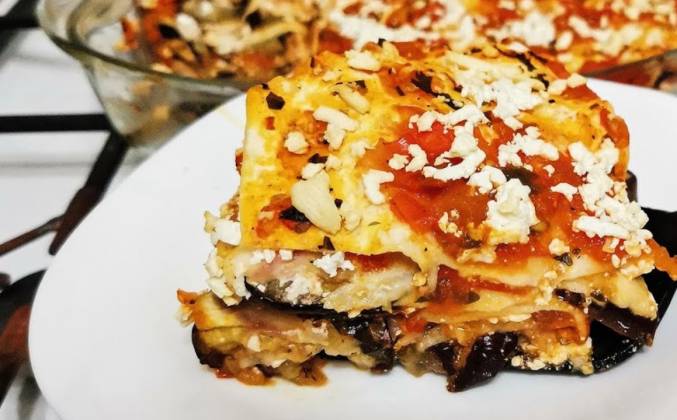 Закусочный пирог из лаваша с баклажанами, сыром и помидорами рецепт