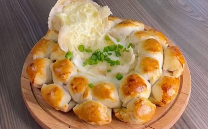 Видео Слоеный пирог с сыром камамбер посередине и сосисками рецепт