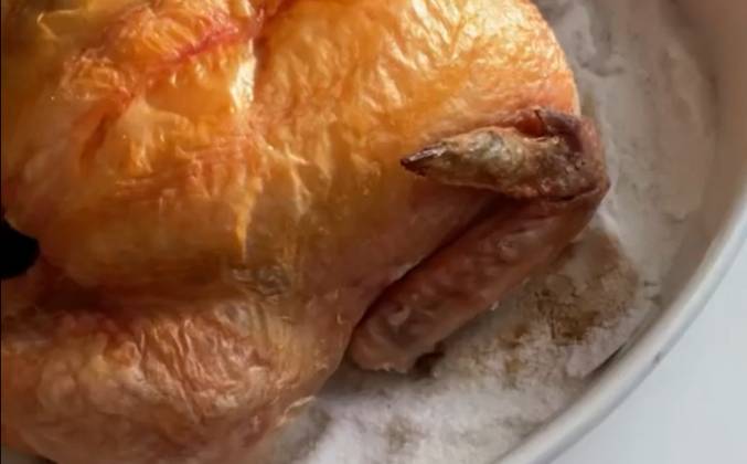 Видео Хрустящая запеченная курица на соли в духовке целиком рецепт