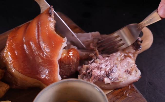 Запеченная свиная рулька в пиве в духовке по чешски рецепт
