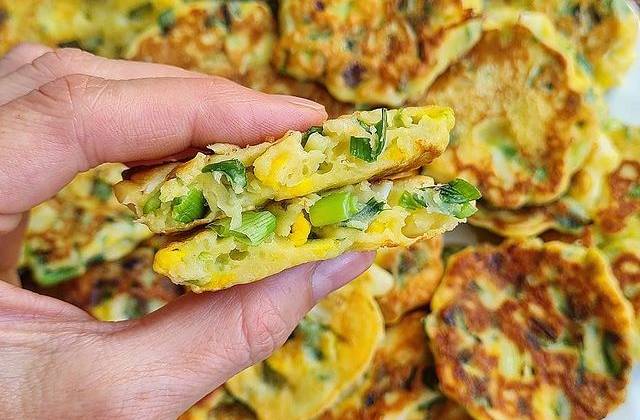 Жареные пирожки с зелёным луком и яйцом на сковороде: лучший рецепт - Лайфхакер