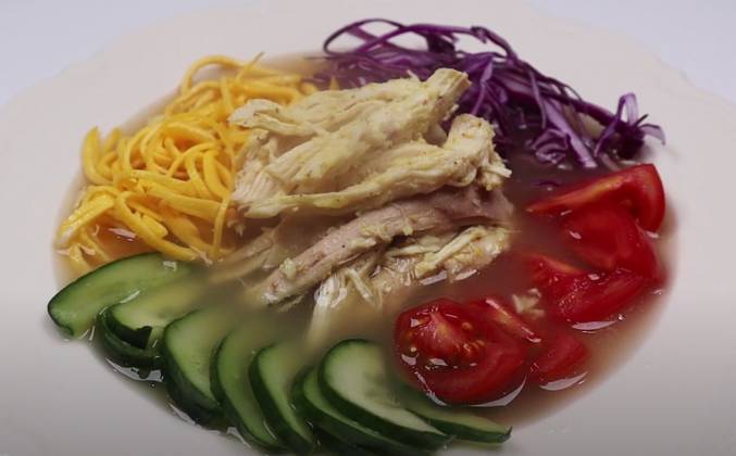 Холодный корейский суп с курицей, яйцом и капустой рецепт