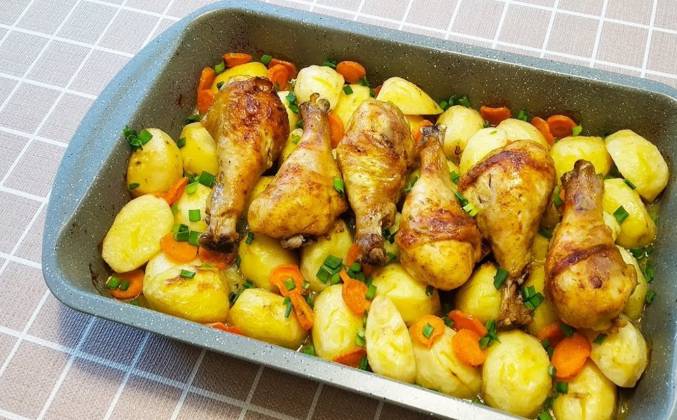 Готовые куриные бедра с картофелем по-французски