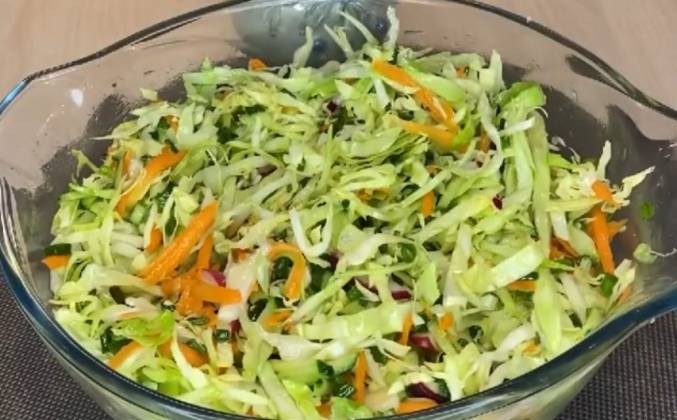 Видео Легкий весенний салат из капусты с огурцом и редиской рецепт