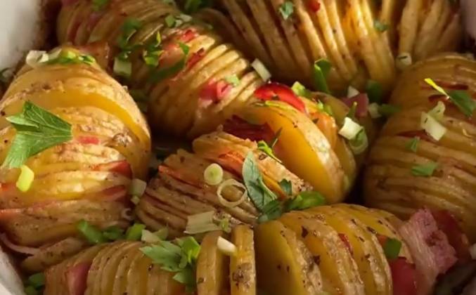 Видео Картофель гармошкой с беконом и чесноком в духовке рецепт