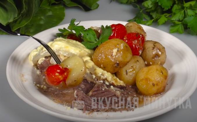 Картошка с мясом, луком, помидорами, сыром под майонезом рецепт