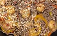 рецепт Гречневая лапша с креветками и овощами в соевом соусе