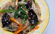 рецепт Лапша чапче корейское блюдо с овощами и грибами