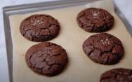 рецепт Шоколадное печенье с нутеллой внутри