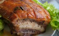 рецепт Вкусная свинина подчеревок запеченный с луком в духовке