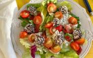рецепт Салат с помидорами, лососем и плавленным сыроком