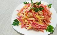 рецепт Салат с крабовыми палочками перцем и помидорами