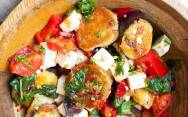 рецепт Салат с баклажанами, сыром фета и помидорами