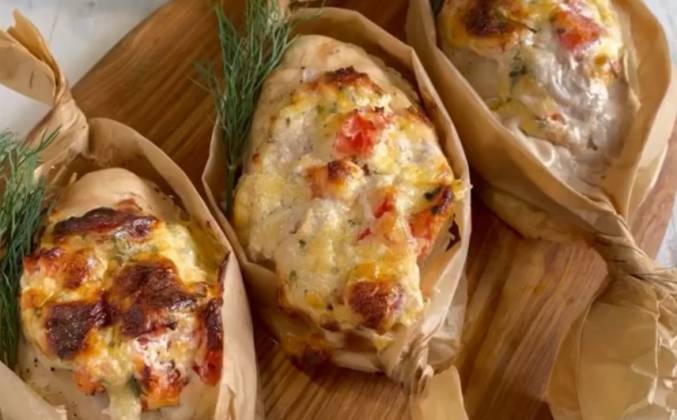 Видео Куриные лодочки с сыром и помидорами в духовке рецепт