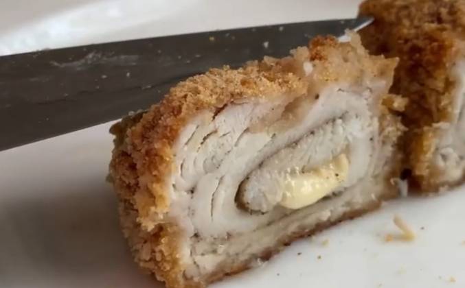 Видео Куриные рулетики с сыром в духовке в панировке рецепт