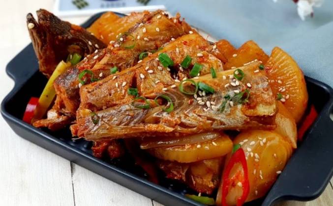 Тушеный минтай с луком и редькой по-корейски на сковороде рецепт