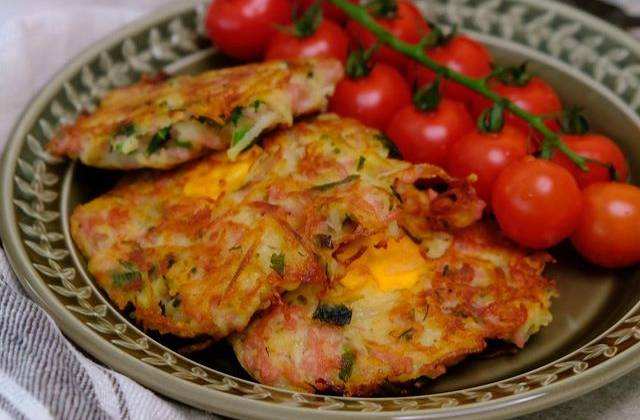 Видео Драники картофельные с колбасой на сковороде рецепт