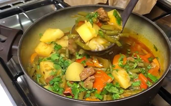 Тушеная картошка с мясом и овощами на сковороде рецепт
